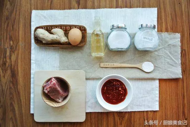 今天給小夥伴們帶來的小教程是糖醋裡脊,不少小夥伴都在飯店裡面吃過,味道鮮美百吃不膩