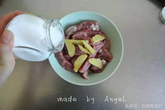 今天給小夥伴們帶來的小教程是糖醋裡脊,不少小夥伴都在飯店裡面吃過,味道鮮美百吃不膩