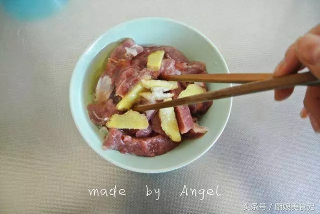 今天給小夥伴們帶來的小教程是糖醋裡脊,不少小夥伴都在飯店裡面吃過,味道鮮美百吃不膩