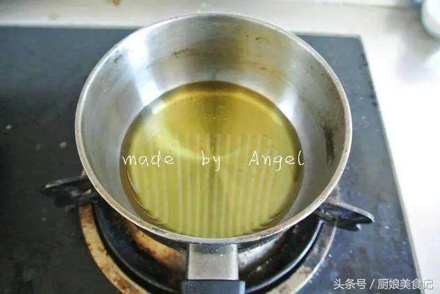 今天給小夥伴們帶來的小教程是糖醋裡脊,不少小夥伴都在飯店裡面吃過,味道鮮美百吃不膩
