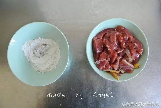 今天給小夥伴們帶來的小教程是糖醋裡脊,不少小夥伴都在飯店裡面吃過,味道鮮美百吃不膩