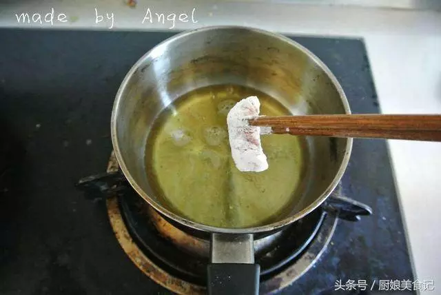 今天給小夥伴們帶來的小教程是糖醋裡脊,不少小夥伴都在飯店裡面吃過,味道鮮美百吃不膩