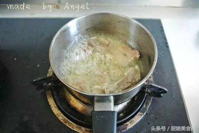 今天給小夥伴們帶來的小教程是糖醋裡脊,不少小夥伴都在飯店裡面吃過,味道鮮美百吃不膩
