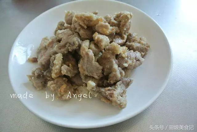 今天給小夥伴們帶來的小教程是糖醋裡脊,不少小夥伴都在飯店裡面吃過,味道鮮美百吃不膩