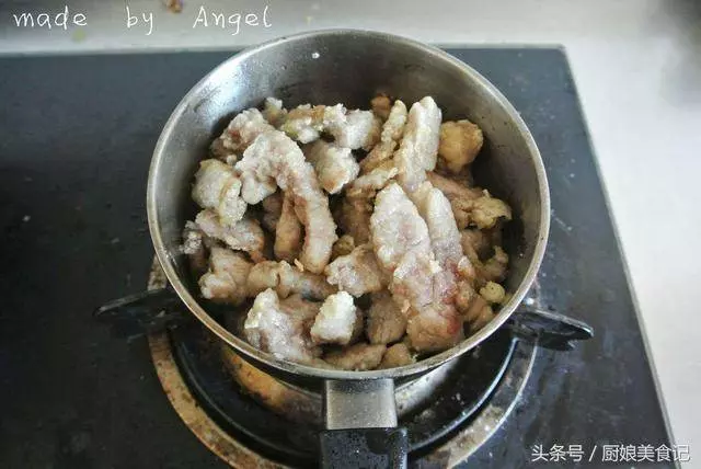 今天給小夥伴們帶來的小教程是糖醋裡脊,不少小夥伴都在飯店裡面吃過,味道鮮美百吃不膩