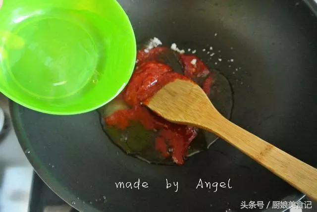 今天給小夥伴們帶來的小教程是糖醋裡脊,不少小夥伴都在飯店裡面吃過,味道鮮美百吃不膩