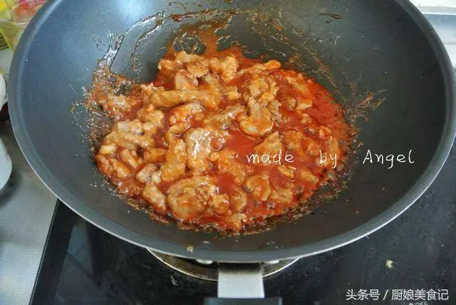 今天給小夥伴們帶來的小教程是糖醋裡脊,不少小夥伴都在飯店裡面吃過,味道鮮美百吃不膩