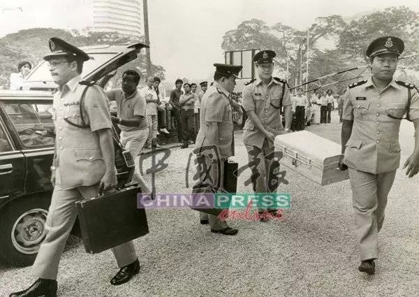 1982年 大馬政壇第一槍! 部長槍殺政敵 , 震撼全國 !
