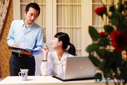妻子晚上經常加班,丈夫關心她給送飯,推開門後,他如遭雷擊