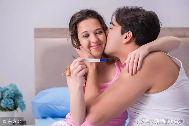 妻子晚上經常加班,丈夫關心她給送飯,推開門後,他如遭雷擊