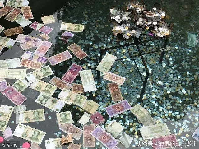妻子晚上經常加班,丈夫關心她給送飯,推開門後,他如遭雷擊