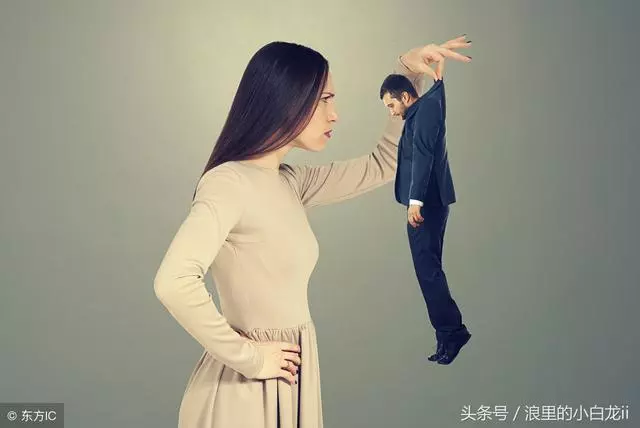 妻子晚上經常加班,丈夫關心她給送飯,推開門後,他如遭雷擊