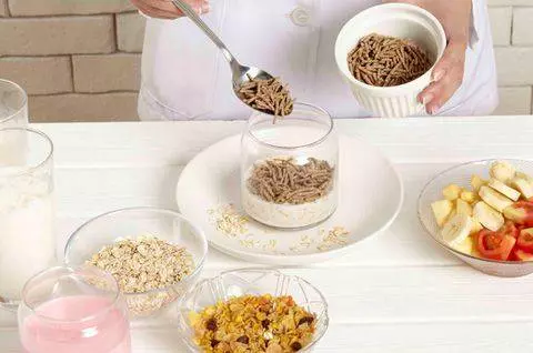 懶得起床做早餐,像這樣美味又時髦的【隔夜燕麥罐】快學起來!