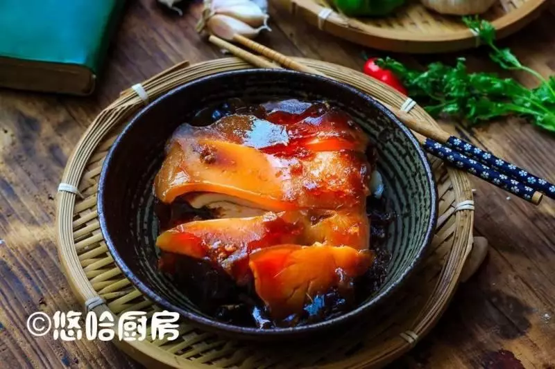 五花肉要好吃,一定要帶皮,這樣做比紅燒肉好吃百倍,配它更絕
