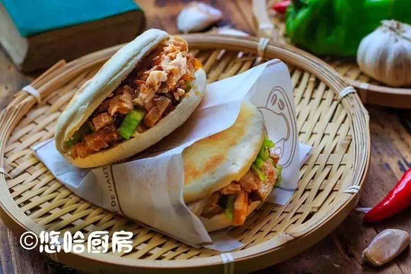五花肉要好吃,一定要帶皮,這樣做比紅燒肉好吃百倍,配它更絕