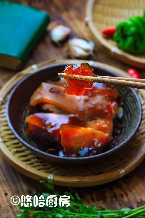 五花肉要好吃,一定要帶皮,這樣做比紅燒肉好吃百倍,配它更絕