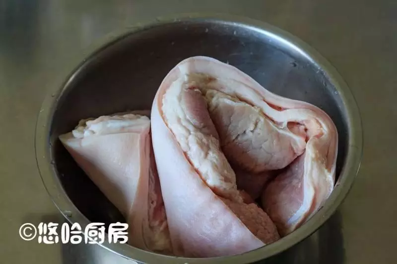 五花肉要好吃,一定要帶皮,這樣做比紅燒肉好吃百倍,配它更絕
