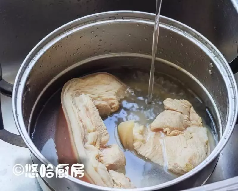 五花肉要好吃,一定要帶皮,這樣做比紅燒肉好吃百倍,配它更絕