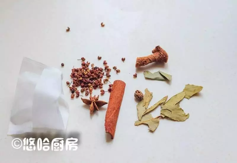 五花肉要好吃,一定要帶皮,這樣做比紅燒肉好吃百倍,配它更絕