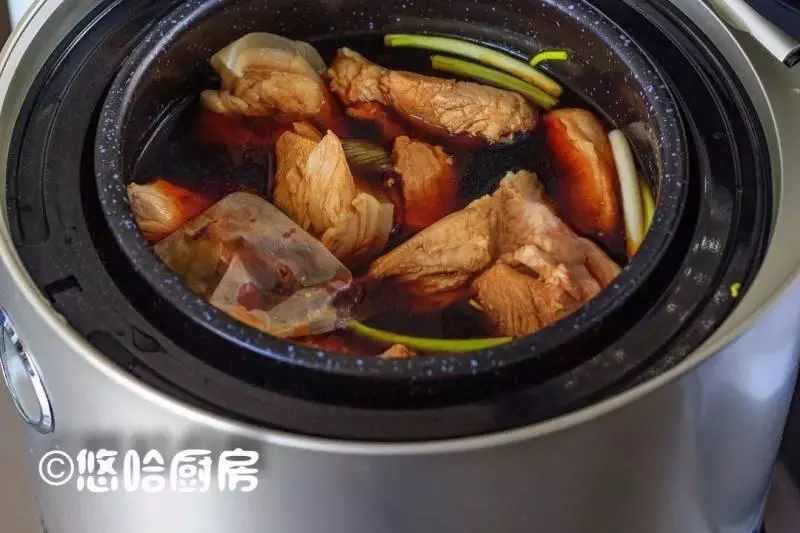 五花肉要好吃,一定要帶皮,這樣做比紅燒肉好吃百倍,配它更絕