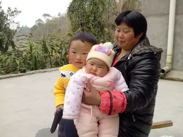 母親逼哥哥娶殘疾人,他婚後逃走,3年後進家門後,他楞了
