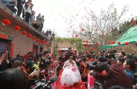 母親逼哥哥娶殘疾人,他婚後逃走,3年後進家門後,他楞了