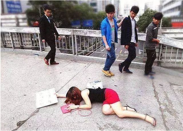 性感女子暈倒街頭無人理 只因牌上八個字!