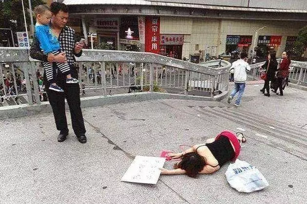 性感女子暈倒街頭無人理 只因牌上八個字!