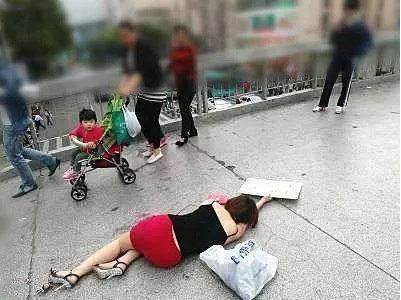 性感女子暈倒街頭無人理 只因牌上八個字!