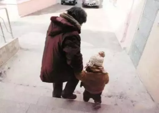 男友患病去世,姑娘堅持生下孩子,2年後家裡來一人,姑娘淚目
