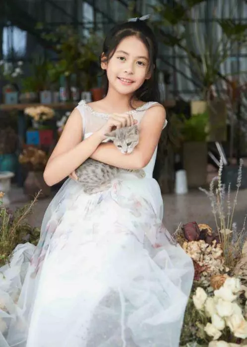 翁虹為女兒慶生,一晃眼水晶就已亭亭玉立,身穿公主裙簡直美犯規