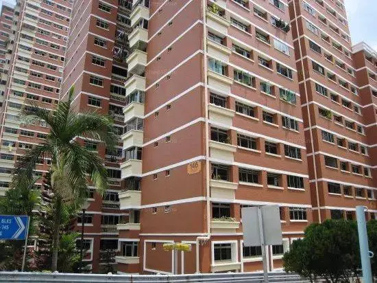 女皇鎮發生恐怖命案!女子在組屋樓下突遭一名男子揮刀亂捅,重傷送院