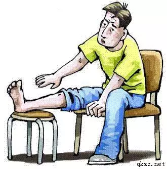 他睡覺總覺得「雙腿有螞蟻在爬」掀開棉被卻都沒看到,去醫院才發現他罹患了...嚇到雙腿發軟!