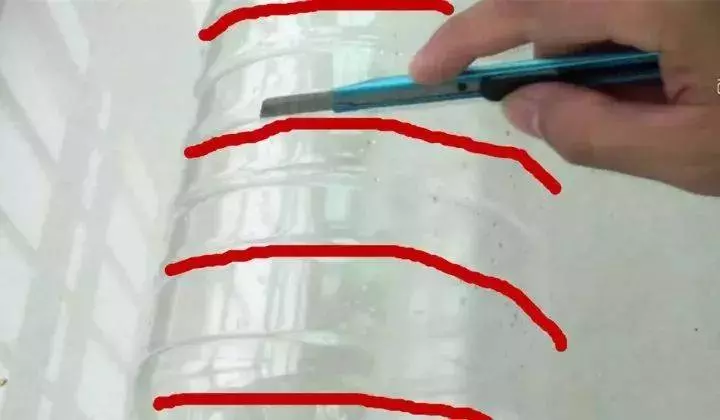 塑膠油桶不要再扔了,只要「切三刀」放進冰箱,省錢又實用,家家戶戶都用得到!