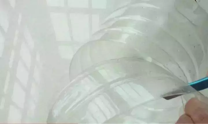 塑膠油桶不要再扔了,只要「切三刀」放進冰箱,省錢又實用,家家戶戶都用得到!