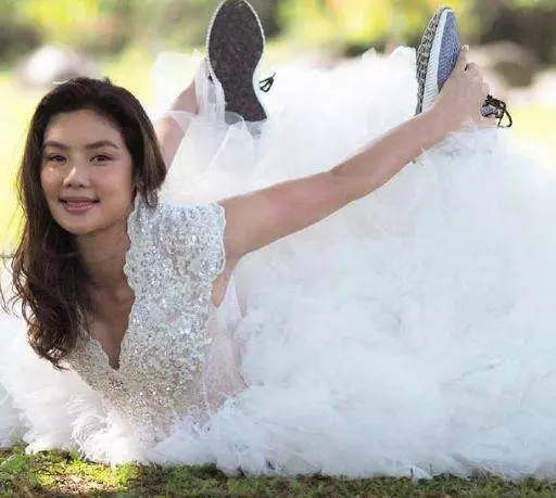 史上最會嫁人的女星,兩任丈夫不僅身家過億,對她寵愛不已!