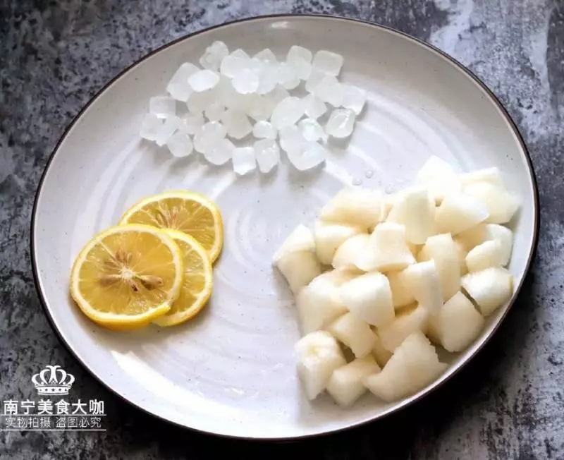 檸檬雪梨糖水 秋天乾燥要多給家人燉這種糖水喝,潤肺生津,常喝防秋燥對喉嚨好