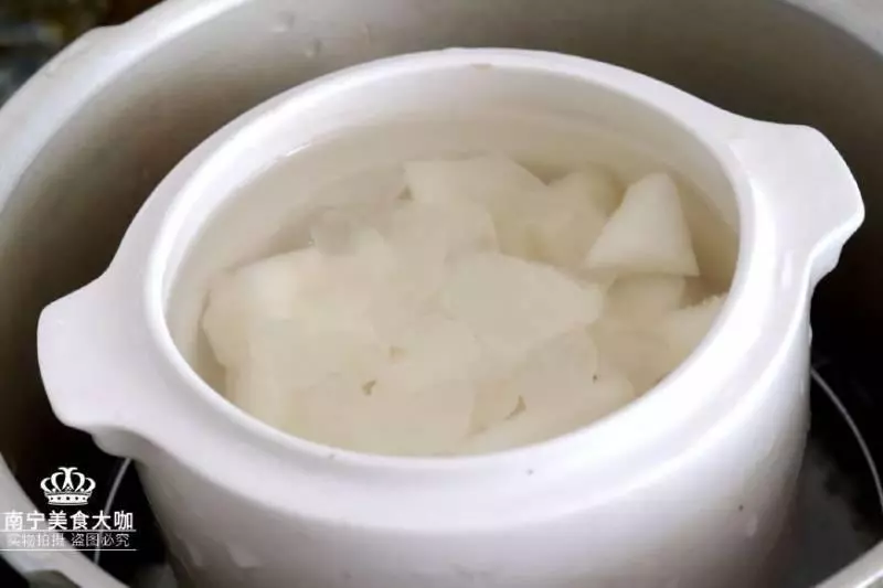 檸檬雪梨糖水 秋天乾燥要多給家人燉這種糖水喝,潤肺生津,常喝防秋燥對喉嚨好