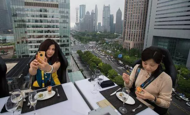 美食 這種「少兒不宜」的空中餐廳,想吃飯還得先簽生死狀!網友:想去!