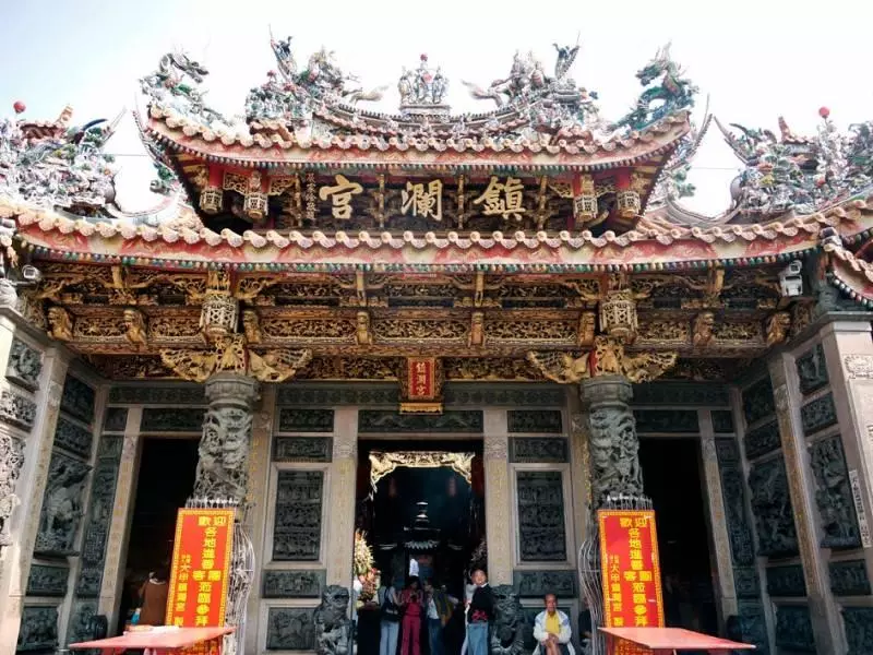 來自神明的祝福!夫妻倆「鎮瀾宮拍婚紗照」零修圖曬恩愛 網仔細看驚喊:「媽祖顯靈了」