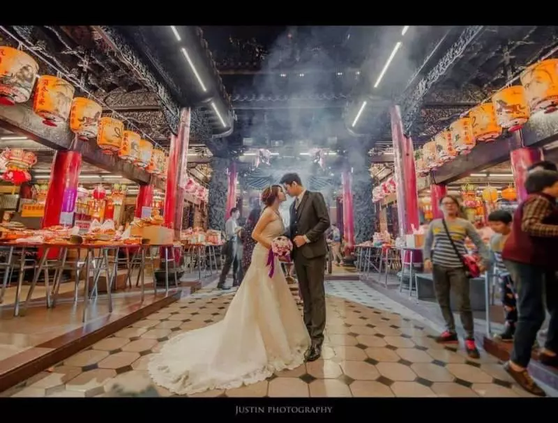 來自神明的祝福!夫妻倆「鎮瀾宮拍婚紗照」零修圖曬恩愛 網仔細看驚喊:「媽祖顯靈了」