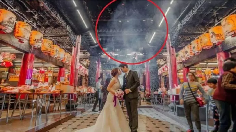 來自神明的祝福!夫妻倆「鎮瀾宮拍婚紗照」零修圖曬恩愛 網仔細看驚喊:「媽祖顯靈了」