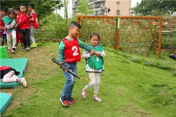 孩子在幼兒園磕碰 ,不同的處理方式影響孩子一生!