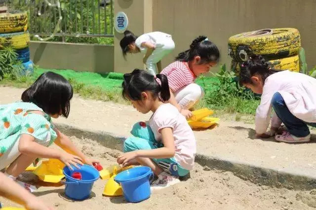 孩子在幼兒園磕碰 ,不同的處理方式影響孩子一生!