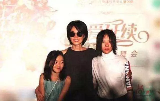 李嫣竇靖童姐妹差別大,一個2小時消費10萬,一個騎摩托吃路邊攤