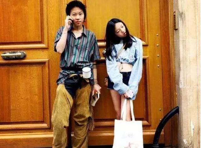 李嫣竇靖童姐妹差別大,一個2小時消費10萬,一個騎摩托吃路邊攤