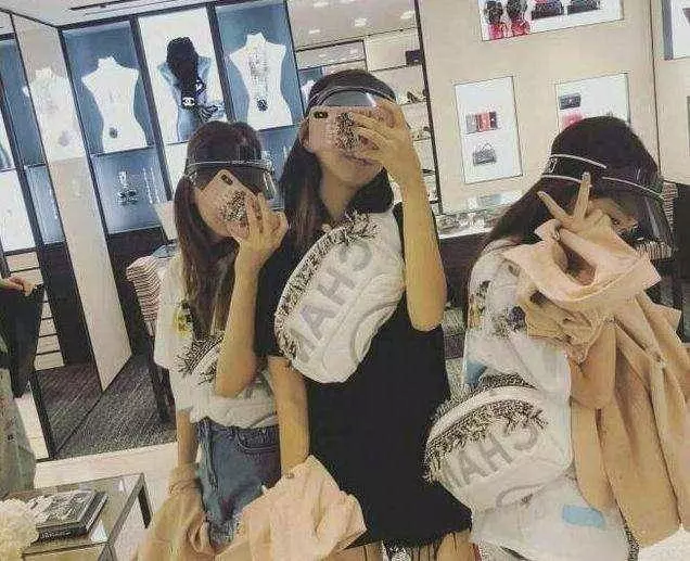 李嫣竇靖童姐妹差別大,一個2小時消費10萬,一個騎摩托吃路邊攤