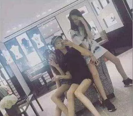 李嫣竇靖童姐妹差別大,一個2小時消費10萬,一個騎摩托吃路邊攤