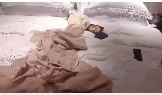 李嫣竇靖童姐妹差別大,一個2小時消費10萬,一個騎摩托吃路邊攤