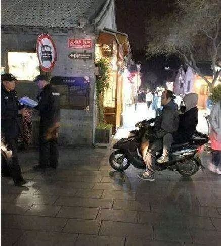 李嫣竇靖童姐妹差別大,一個2小時消費10萬,一個騎摩托吃路邊攤